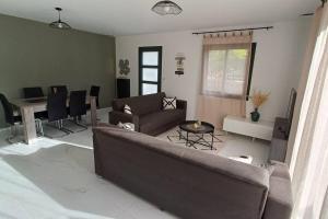 Villa Soleyana في Meynes: غرفة معيشة مع أريكة وطاولة