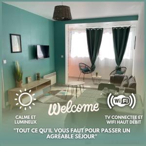 wykonanie salonu z niebieskimi ścianami w obiekcie Appartement 2 pièces, lumineux, avec parking w mieście Cabourg
