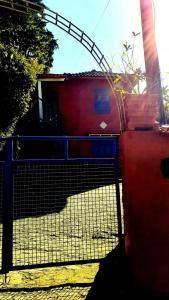 彼得羅波利斯的住宿－Canto Alto, Encanto，建筑物前有门的栅栏