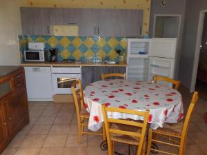Dapur atau dapur kecil di Mas du droulet piscine chauffée