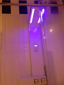 eine Tür mit einem lila Licht darüber in der Unterkunft ATTICO LUX LE GRU in Grugliasco