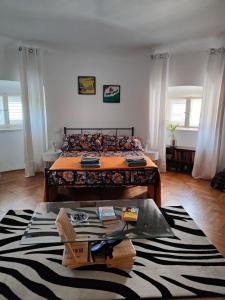 um quarto com uma cama com uma mesa em Volta 8 rooms em Trieste
