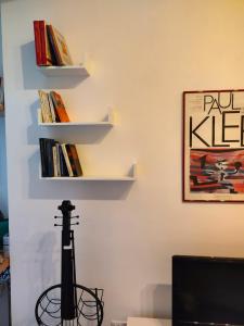 um quarto com prateleiras com livros na parede em Volta 8 rooms em Trieste