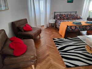 uma sala de estar com duas cadeiras, um sofá e uma mesa em Volta 8 rooms em Trieste