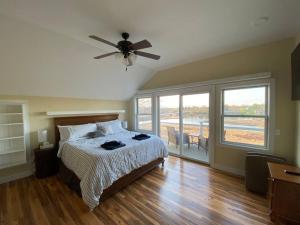 - une chambre avec un lit et un ventilateur de plafond dans l'établissement Salmon River View, à Pulaski