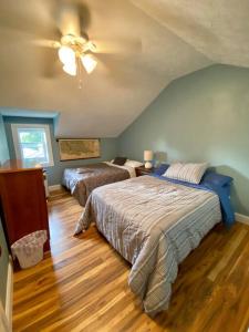 - une chambre avec 2 lits et un ventilateur de plafond dans l'établissement Salmon River View, à Pulaski