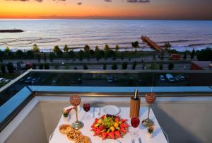 Una mesa en una habitación con vistas al océano en Ramada By Wyndham Vakfıkebir en Trebisonda