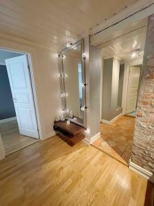 um quarto vazio com um espelho e uma parede de tijolos em Your Ultimate Group Getaway - Central in Vibrant Bislett em Oslo