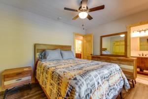 En eller flere senger på et rom på Maggie Valley Cabin 4 Mi to Cataloochee Ski Area!