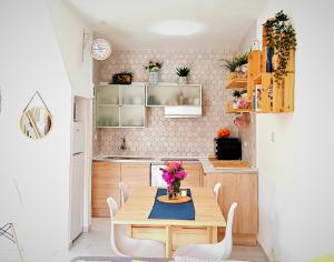 una cocina con una mesa de madera con flores. en La Morada (Gran Alacant) en Gran Alacant
