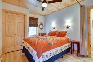 1 dormitorio con cama y techo de madera en Beautiful Greig Cabin 2 Mi to Brantingham! en Glenfield