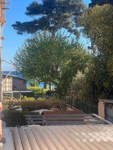 un groupe de bancs assis au-dessus d'un toit dans l'établissement Appartement pied dans l’eau, à La Seyne-sur-Mer