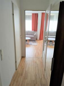 - un salon avec un miroir et un canapé dans l'établissement Apartment Elena inklusive Garagenplatz, à Vienne