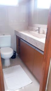 bagno con servizi igienici e lavandino di Ponta Negra RN03 a Natal