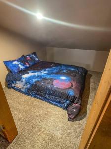 Een bed of bedden in een kamer bij Broomsage Cabin
