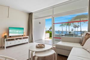 Televízia a/alebo spoločenská miestnosť v ubytovaní Frontline Beach Apartment Miraflores