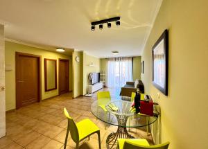 uma sala de estar com uma mesa de vidro e cadeiras em Apartment in La Tejita (El Medano) em La Tejita