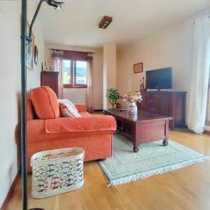 uma sala de estar com um sofá e uma mesa de centro em Apartamento Seronda em Villaviciosa