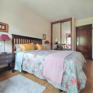 um quarto com uma cama grande e um espelho em Apartamento Seronda em Villaviciosa