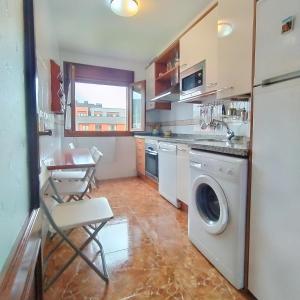 una cocina con lavadora y secadora. en Apartamento Seronda, en Villaviciosa