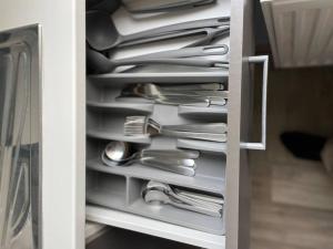 a drawer filled with silver utensils in a refrigerator at Wohnung in Krefeld Zentrum, Nähe Hbf in Krefeld