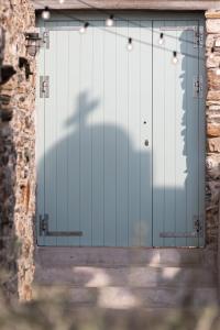 a blue garage door in a brick wall at Onos Eco Living in Mési