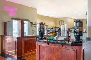 a coffee shop with a counter and a bar at Best Western Plus The Inn at Horse Heaven in Prosser
