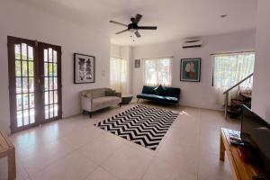 een woonkamer met een bank en een tapijt bij Beth's Villa in Moalboal