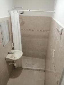 y baño blanco con lavabo y ducha. en HOSTEL M&H, en Cartagena de Indias