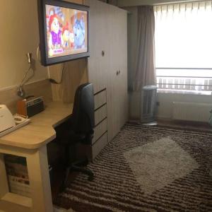 a room with a desk with a computer and a television at Apartamento Amoblado , en el corazón de Providencia in Santiago