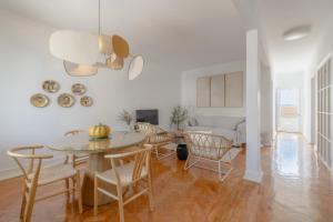 Una cocina y una sala de estar con mesa y sillas. en Bento Caraça Terrace, en Alcácer do Sal