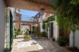 a courtyard of a house with a walkway at Casa Jamie, Puebla Aida Mijas Golf in Santa Fe de los Boliches