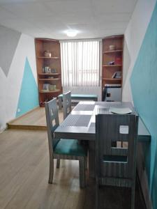 a dining room with a table and two chairs at Depa Cholulita in Cholula