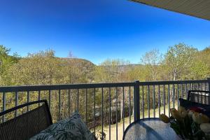 a balcony with a view of the mountains at Le Beachside by Gestion ELITE in Mont-Tremblant