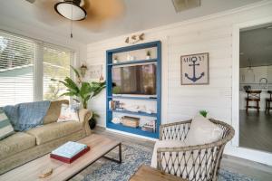 uma sala de estar com um sofá e uma mesa em Sunset Cottage on Paukie Island with Private Dock! em Beaufort