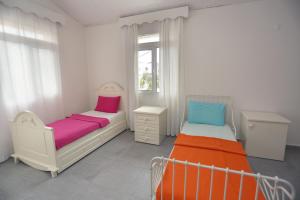 切什梅的住宿－River & Sea Villa，一间卧室设有两张床和窗户。