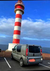 ein Van vor einem Leuchtturm geparkt in der Unterkunft Autocaravana Camper in Las Palmas de Gran Canaria