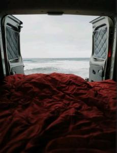 ラスパルマス・デ・グランカナリアにあるAutocaravana Camperのベッドが備わるバスの内側からの景色を望めます。