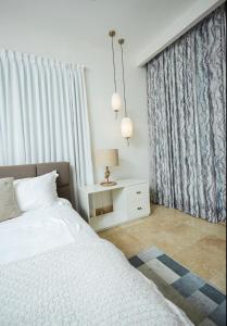 Cama ou camas em um quarto em Cap Cana Casa Rosada