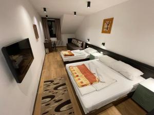 Postel nebo postele na pokoji v ubytování Hotel Komovi