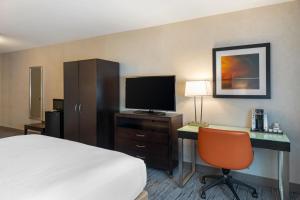 TV a/nebo společenská místnost v ubytování Holiday Inn Express San Bernardino Colton by IHG