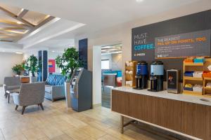 eine Lobby mit einem Café und einem Kühlschrank in der Unterkunft Holiday Inn Express Colton, an IHG Hotel in Colton