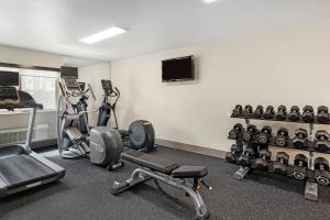 Fitness centrum a/nebo fitness zařízení v ubytování Holiday Inn Express San Bernardino Colton by IHG