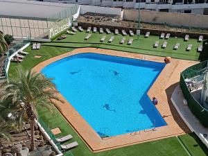 una vista aérea de una gran piscina en un complejo en Playa del Ingles terrace pool View 207, en San Bartolomé