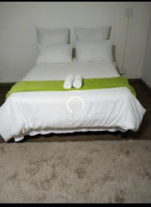 ein Bett mit zwei weißen Handtüchern darüber in der Unterkunft Falcon Lodge in Newcastle