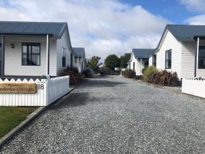 eine Kieseinfahrt vor einigen Häusern in der Unterkunft Amberlea Cottages in Hokitika