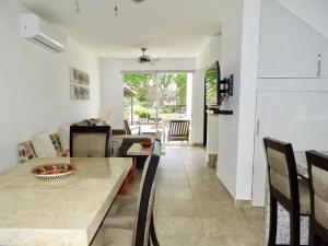 布塞里亞斯的住宿－Casa Los Amores，厨房以及带桌椅的起居室。