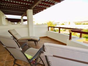 un patio con 2 sedie e un tavolo sul balcone di Casa Los Amores a Bucerías