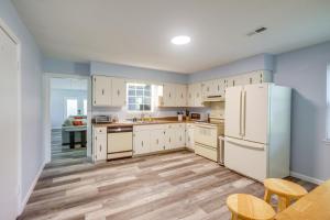 cocina con electrodomésticos blancos y suelo de madera en Tennessee Vacation Rental Near Chickamauga Lake, en Ooltewah