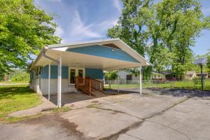 una pequeña casa azul con techo de gambrel en Tennessee Vacation Rental Near Chickamauga Lake, en Ooltewah